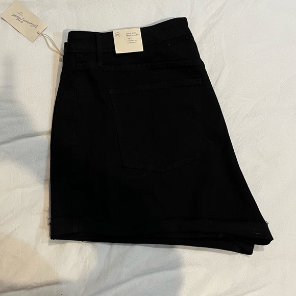 Universal Thread Plus Size Black High-Rise Midi Jean Shorts Size 20 - Picture 8 of 8